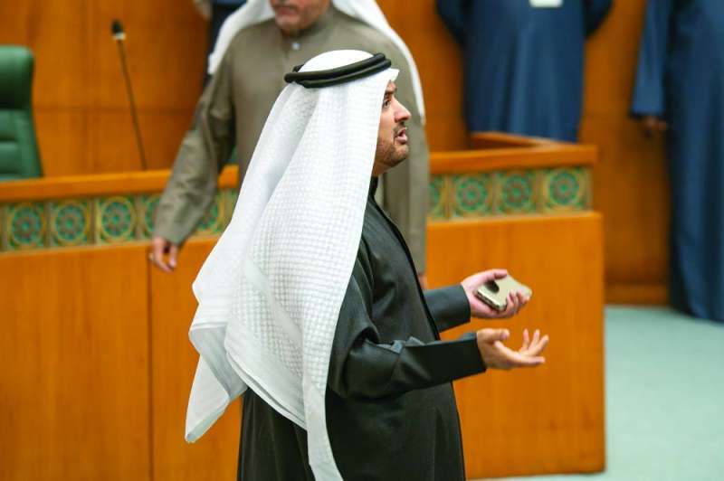 
العازمي معترضاً على رفع الجلسات