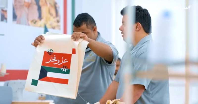 شابان خلال العمل على حياكة الحقيبة