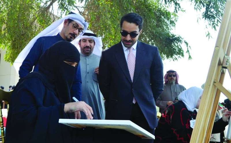 التميمي متفقداً معرض الرسم الحر (تصوير سعود سالم)