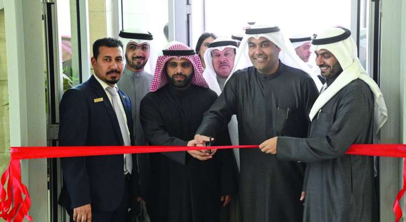 
عبدالعزيز المعجل وعبدالله المحري يفتتحان المبنى الجديد	(تصوير نايف العقلة)