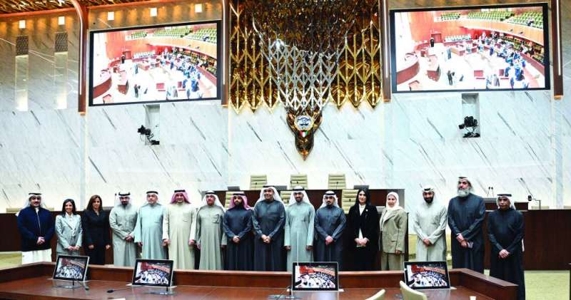 الأعضاء في قاعة المجلس الجديد 