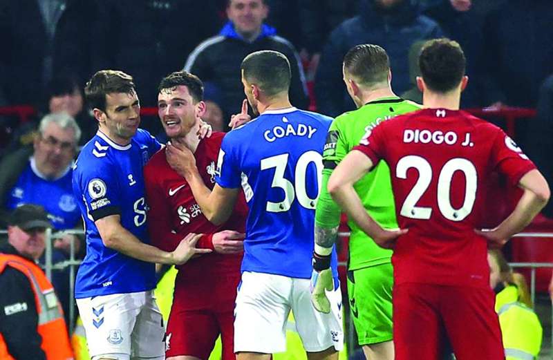 روبرتسون منفعلاً خلال المباراة أمام إيفرتون