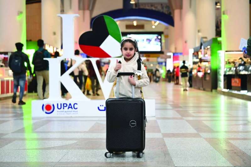 طفلة مستعدة للسفر