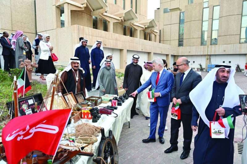 
ديبلوماسيون خلال جولة على المعروضات
