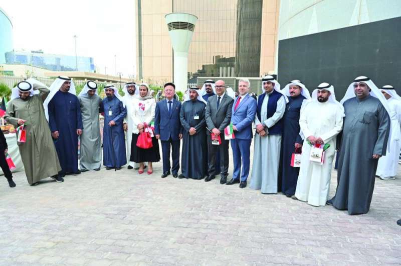  قياديو المواصلات وديبلوماسيون عقب افتتاح المعرض