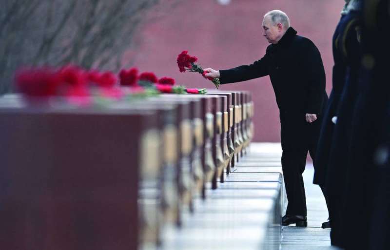 
بوتين يضع إكليلاً من الزهور على قبر الجندي المجهول بالقرب من الكرملين	(أ ف ب)