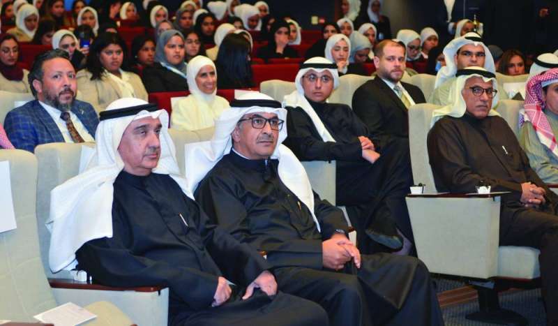 
الوزير يتقدم الحضور في ختام مسابقة المحكمة الصورية