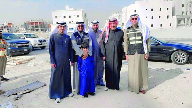 
العجمي خلال زيارة المواطن مشعل الشمري