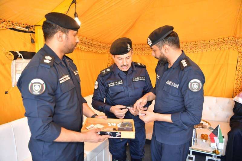 اللواء توحيد الكندري يتفقد ضبطية مخدرات في المنطقة