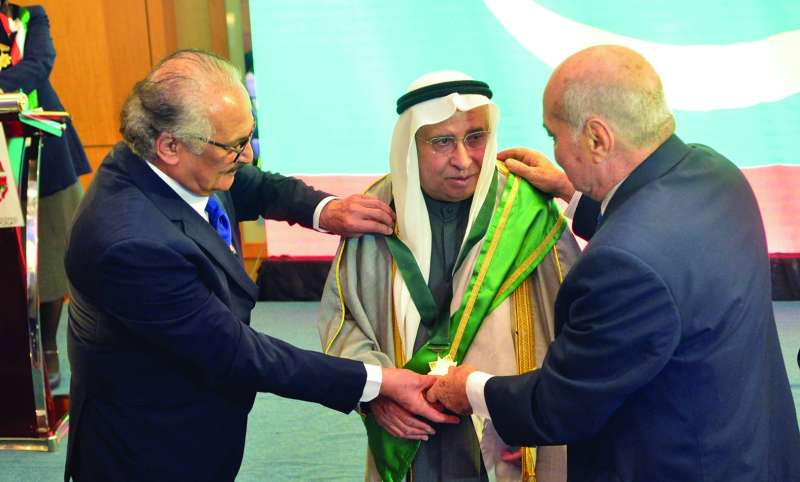 تكريم البغلي في افتتاح الملتقى (تصوير سعود سالم)