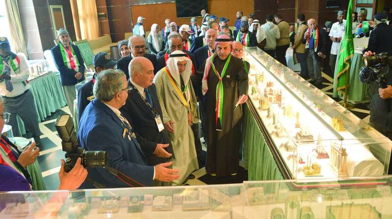 البغلي والطريجي وقيادات الحركة الكشفية العربية عقب افتتاح الملتقى