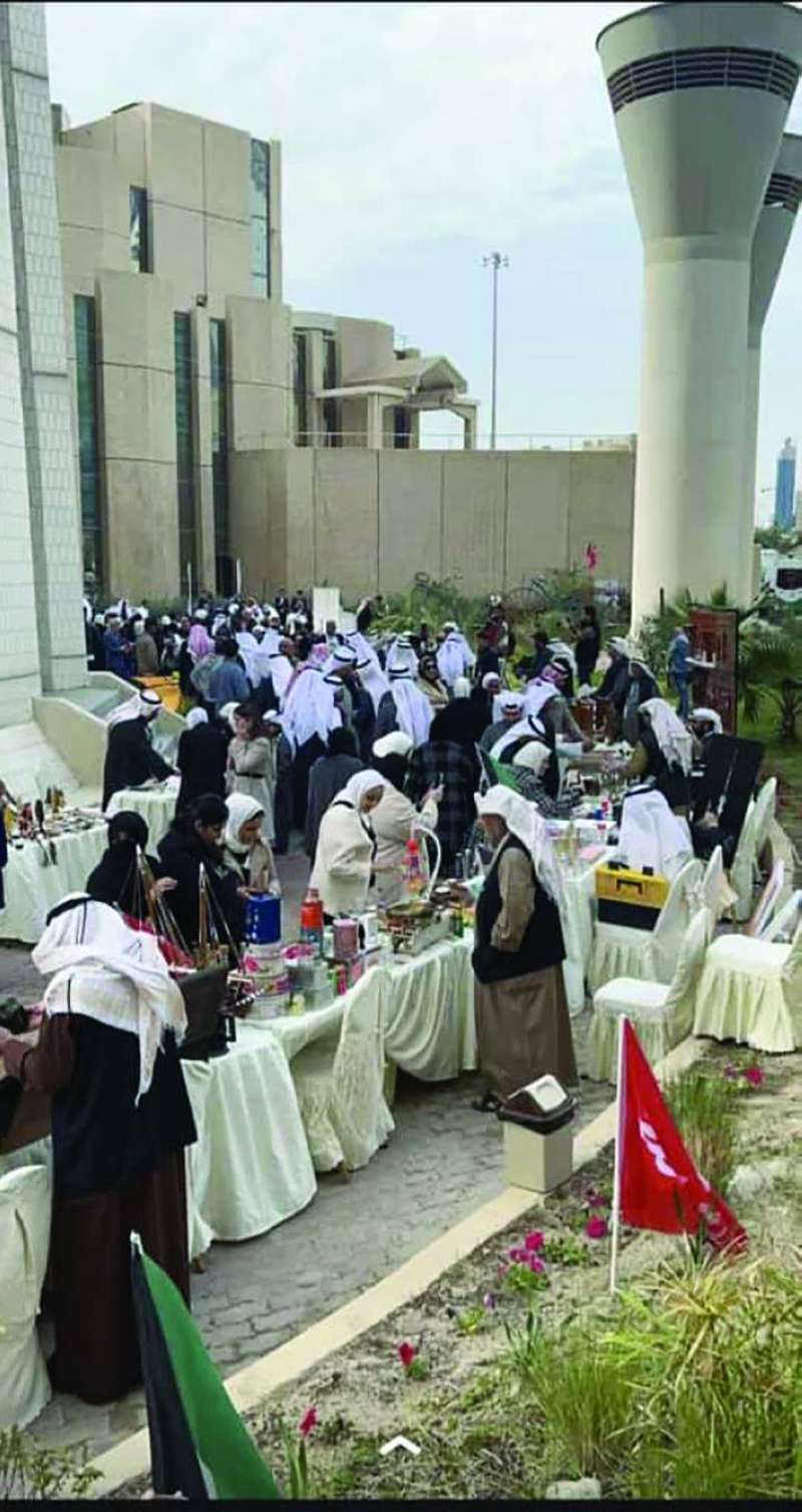 زائرون يتفقدون المعروضات