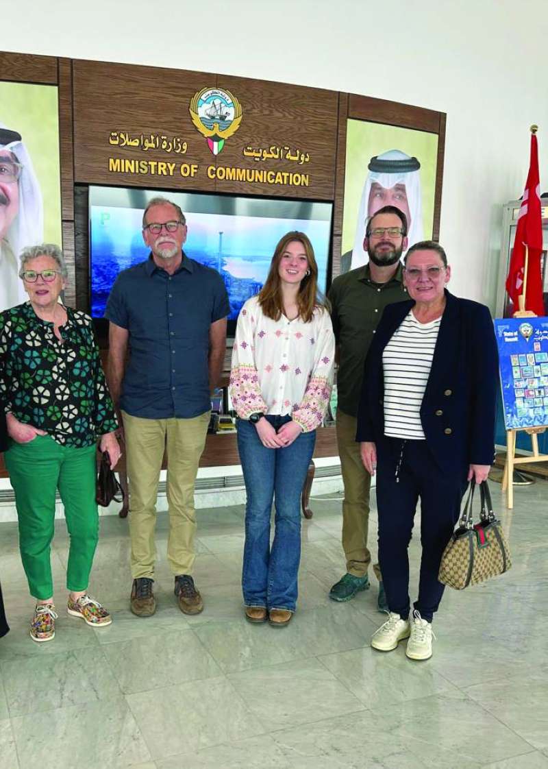 ديبلوماسيون وعائلاتهم