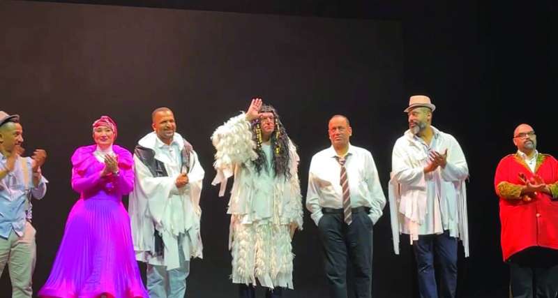 فريق المسرحية يردّ التحية إلى الجمهور 