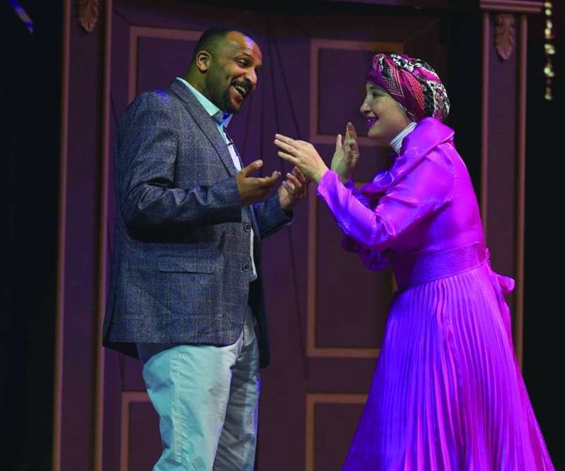 سماح وسلطان الفرج في مشهد من المسرحية 