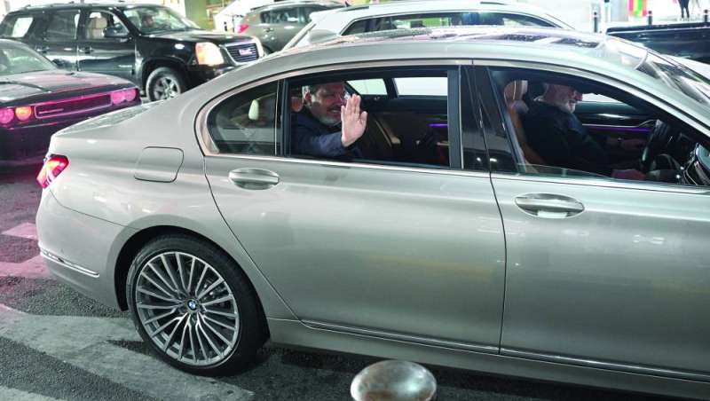 وهبي لدى مغادرته المطار	(تصوير نايف العقلة)