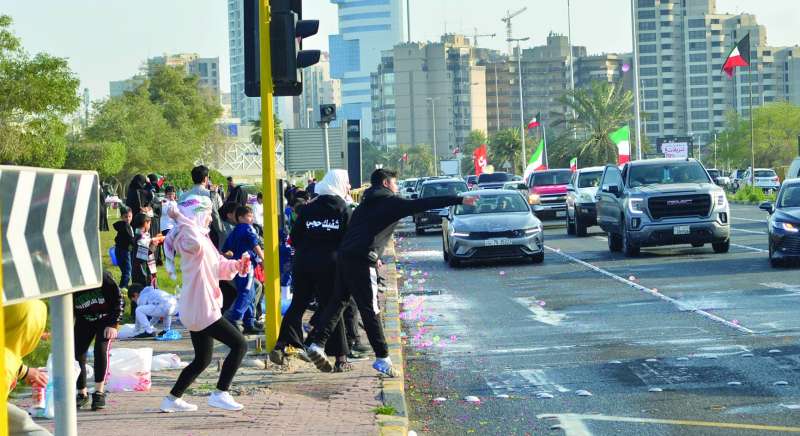 
أطفال وشباب يهاجمون المارة بقنابل المياه
