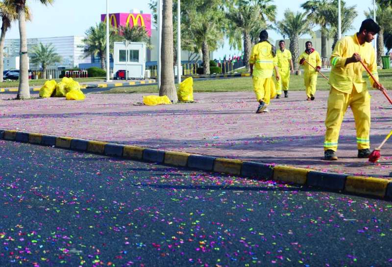 
عمال النظافة يجمعون مخلّفات المحتفلين
