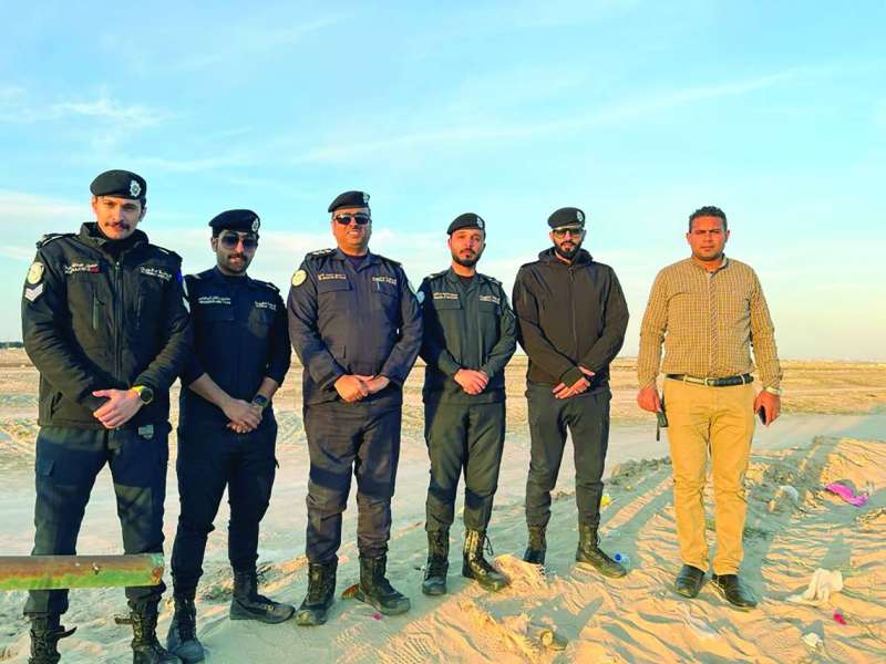 عدد من عناصر شرطة البيئة في أحد المواقع