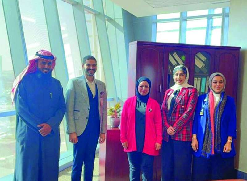 وفد المشروع مع مديرة إدارة الأنشطة المدرسية 