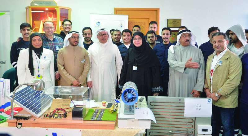 منظمو الملتقى أمام أحد المشاريع الإبداعية الشبابية