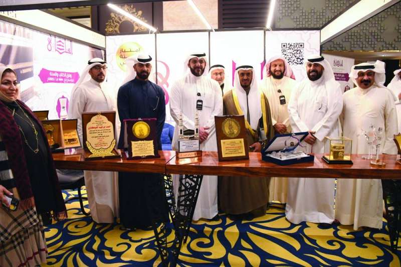 قياديو «الأوقاف» في ركن إحدى الحملات في المعرض