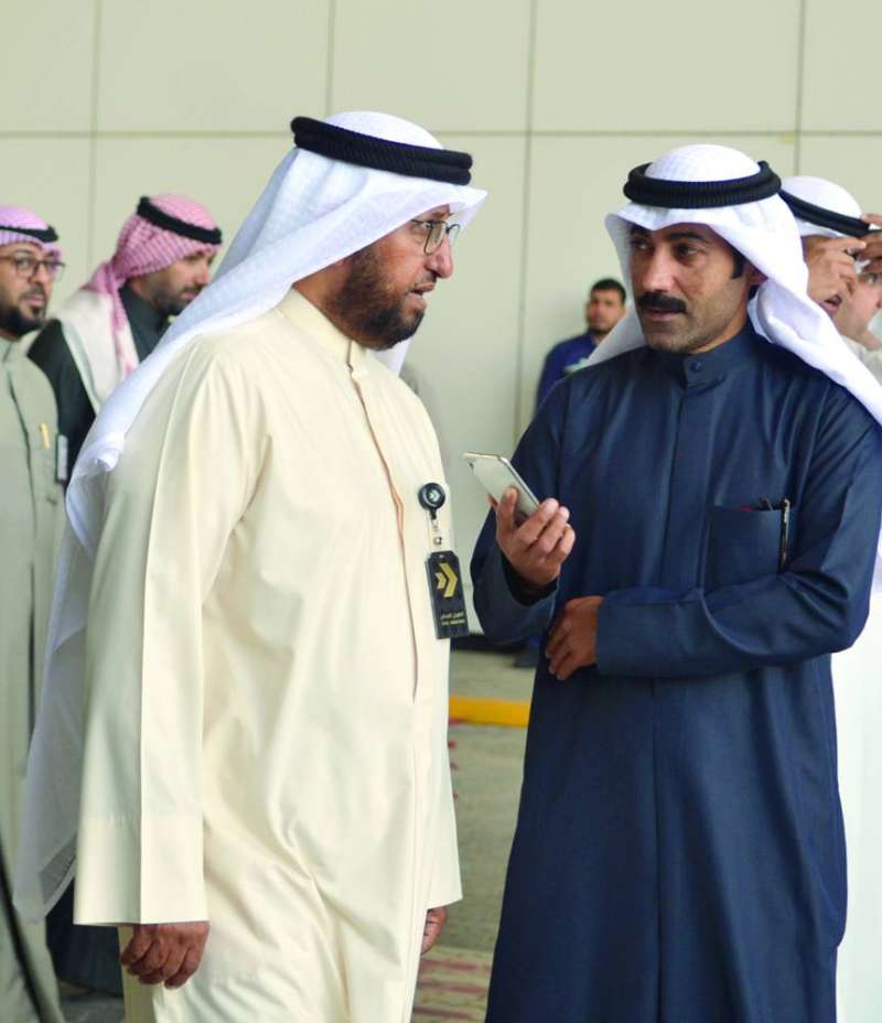 
العجمي يتحدث للزميل نايف كريم
