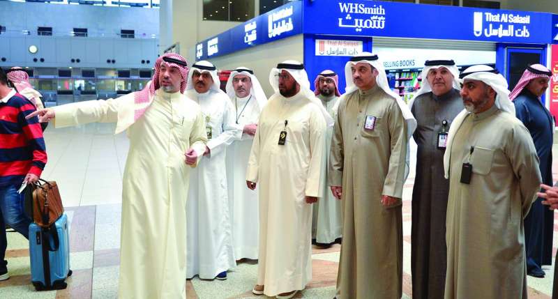 الوزير يستمع لشرح عن سير العمل