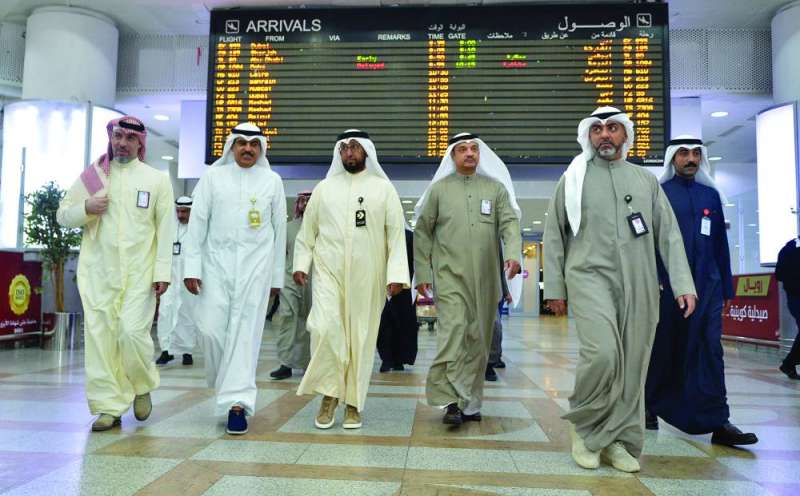 
الوزير العجمي لدى تفقده المطار	(تصوير سعود سالم)