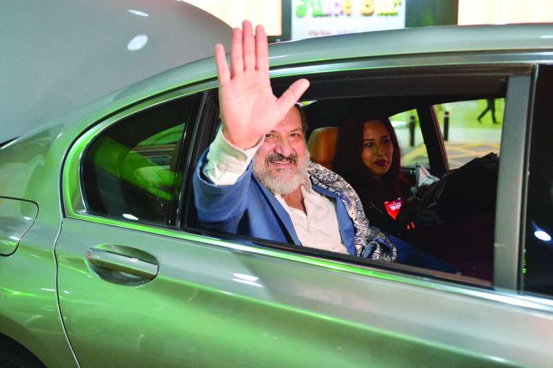 ملوحاً بيده لعدسة «الراي» 