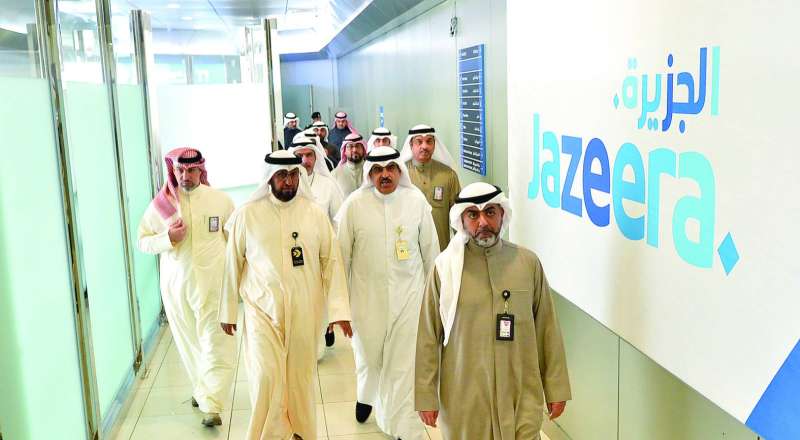 
عمار العجمي خلال جولته في مبنى ركاب طيران الجزيرة	 (تصوير سعود سالم)
