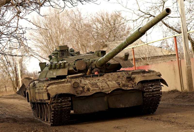 جندي أوكراني يشير بعلامة النصر من داخل دبابة تتجه إلى باخموت