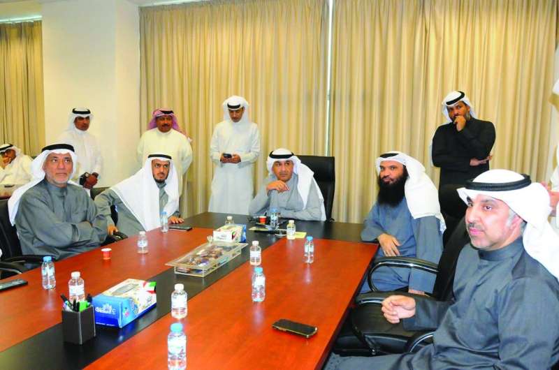 
وزير الأوقاف عبدالعزيز الماجد أثناء إجراء قرعة اختيار المرشحين للحج
