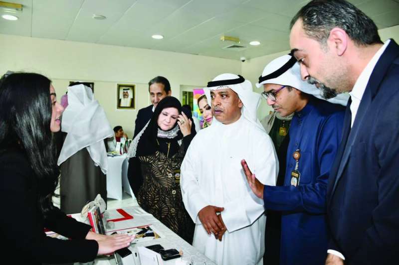 التمار خلال جولة على المعرض المرافق للاحتفال 