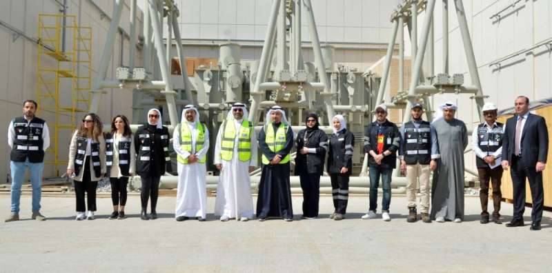 الناهض والعدواني يتوسطان فريق عمل المشروع (تصوير سعود سالم)