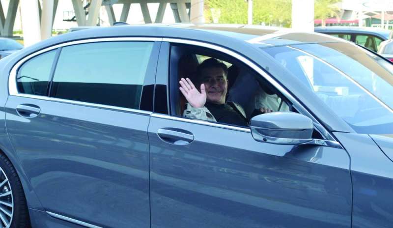 عابد فهد متوجهاً إلى مبنى تلفزيون «الراي»	 (تصوير سعود سالم)