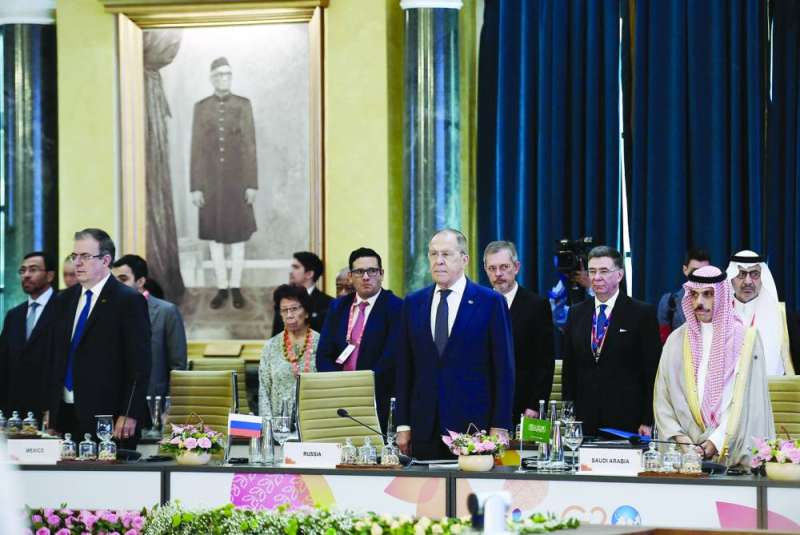 لافروف وفيصل بن فرحان خلال الاجتماع الوزاري لمجموعة العشرين في نيودلهي أمس