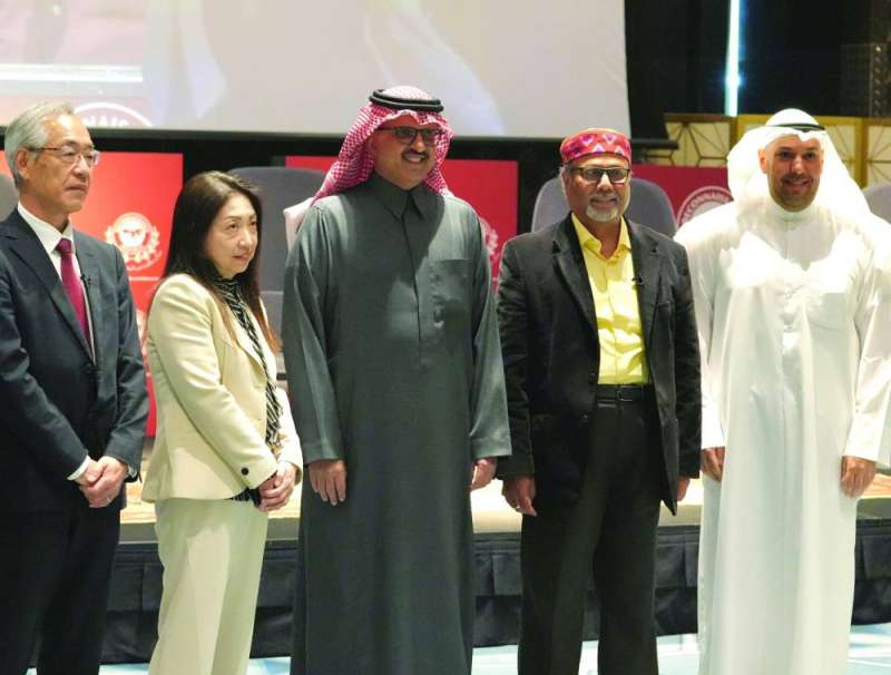 السفير السعودي متوسطاً عدداً من المشاركين بالندوة