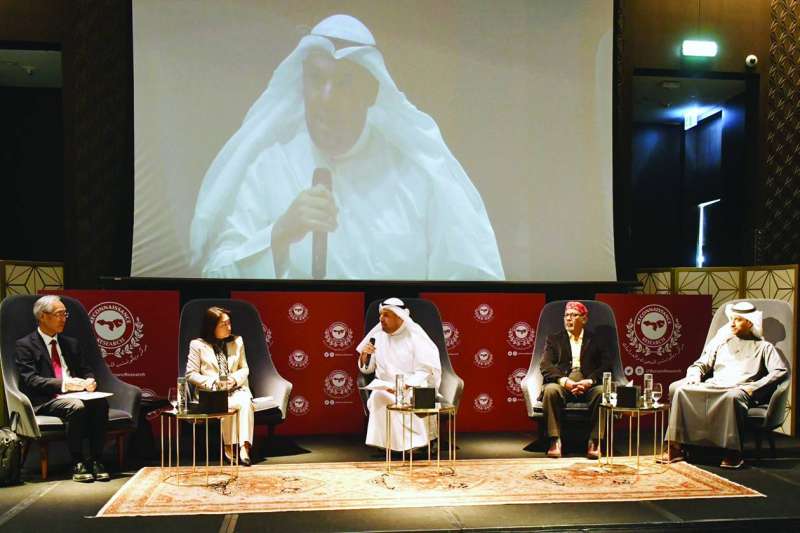 جانب من المتحدثين في الندوة