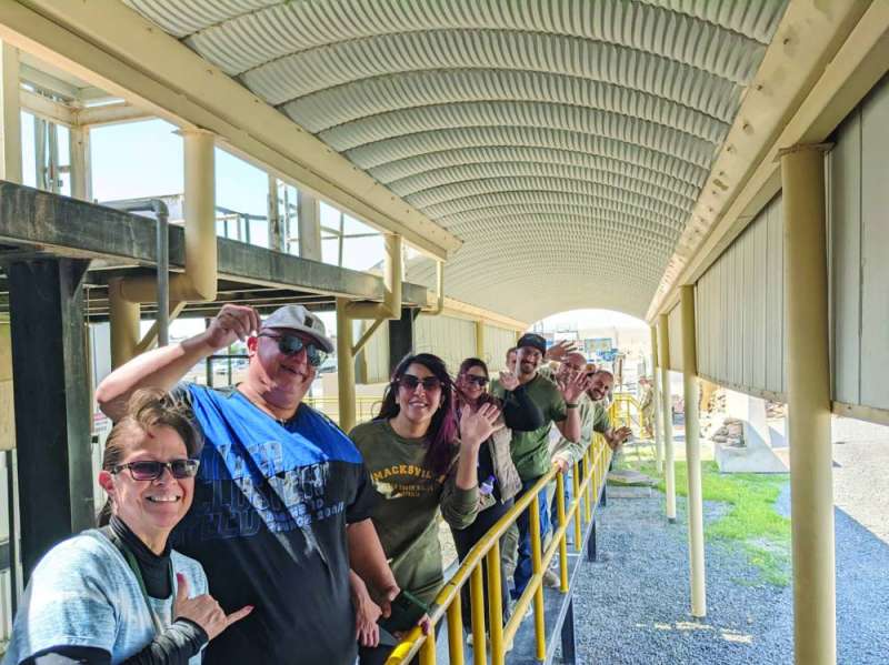 
كلاوديا في سيلفي مع الوفد الاعلامي