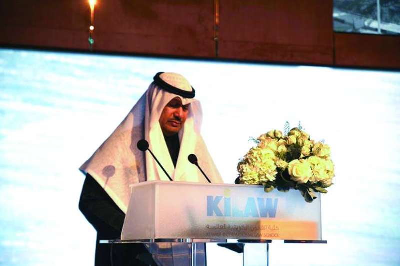 القلاف ملقياً كلمته