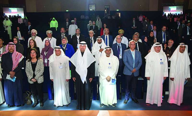 
الحضور وقوفاً عند عزف النشيد الوطني