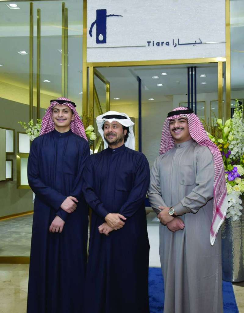 أيمن زماني متوسطاً جاسم محمد المرزوق (إلى اليسار) وعبدالله زماني (إلى اليمين)