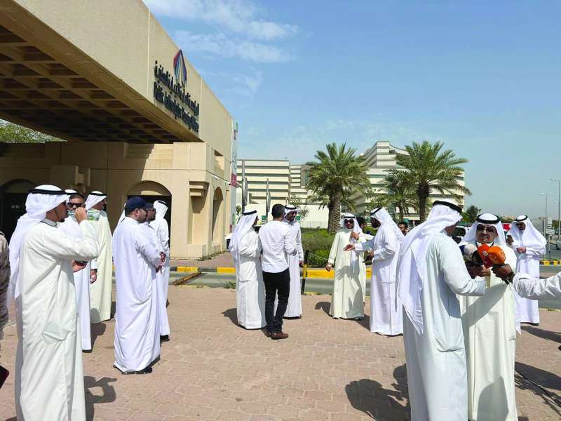 
من اعتصام أهالي المطلاع أمام مؤسسة الرعاية السكنية