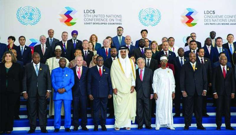 
تميم بن حمد يتوسّط المشاركين بمؤتمر الأمم المتحدة في الدوحة (قنا)
