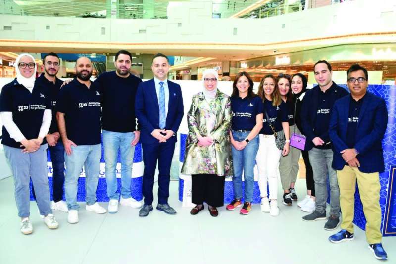 الدكتور عبدالله السند يتوسط المشاركين في اليوم التوعوي