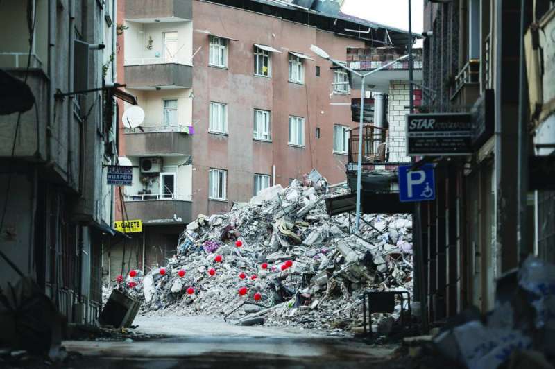 
عقارات متجاورة في تركيا بعضها متأثر والبعض الآخر ظل صامداً بعد الزلزال 	(رويترز)
