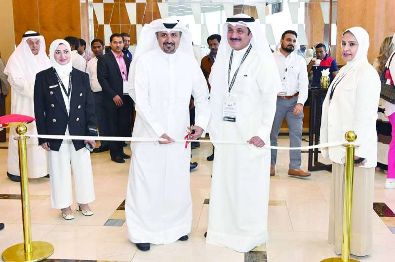 الكندري مُفتتحاً المعرض المُصاحب للمؤتمر