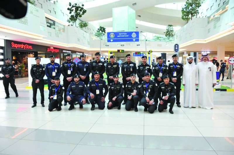 كبار ضباط المرور المشاركون في المعرض 