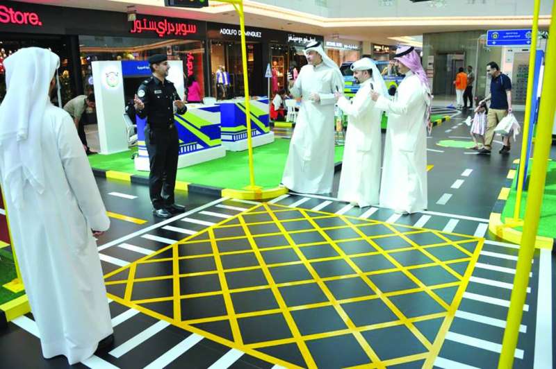 
الرائد عبدالله بوحسن يشرح للجمهور الخطوط الأرضية
